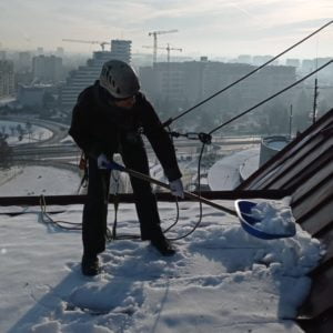odśnieżanie dachów kraków skycrew